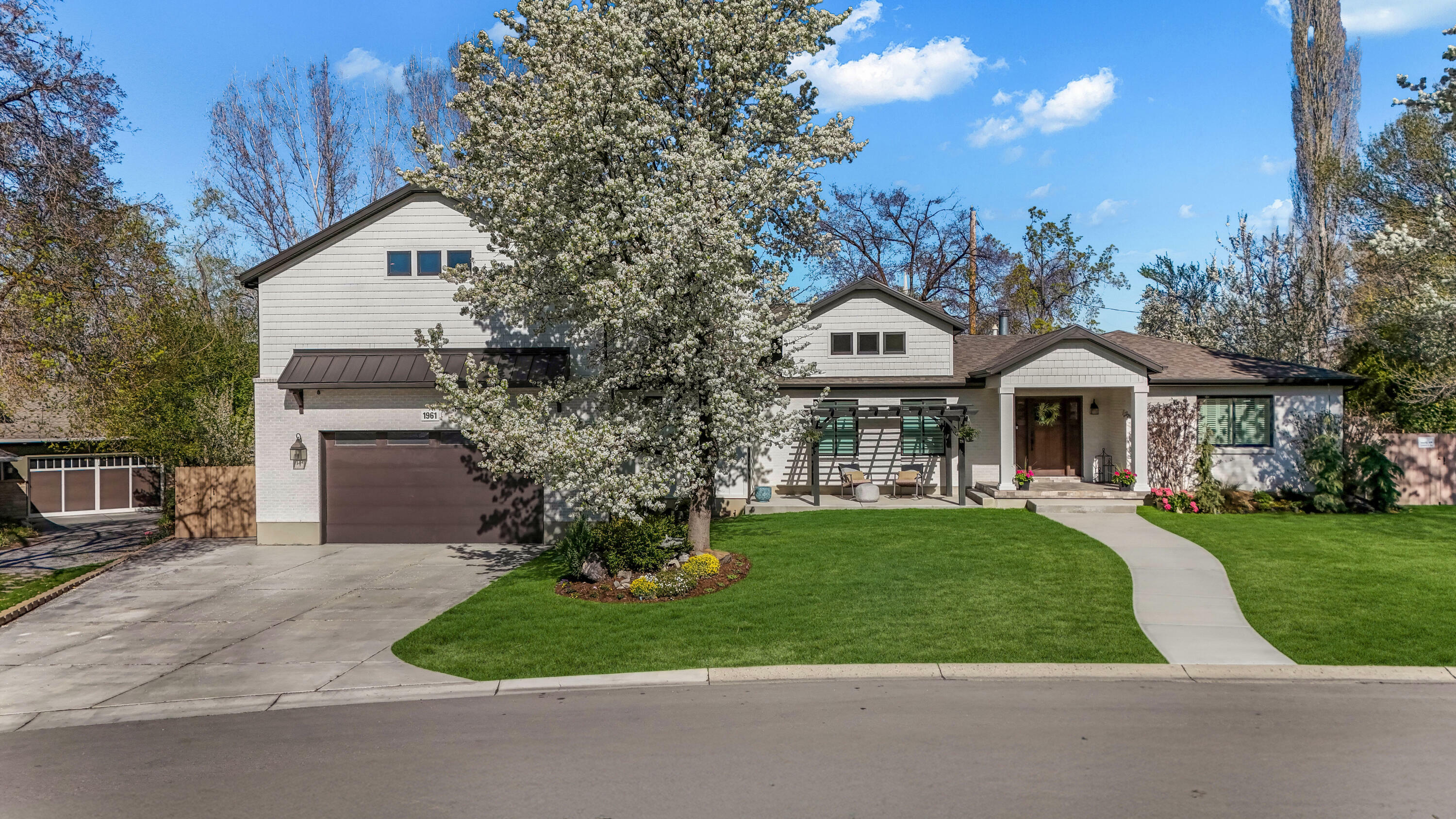 Property Photo: 1961 E Longview Dr UT 84124