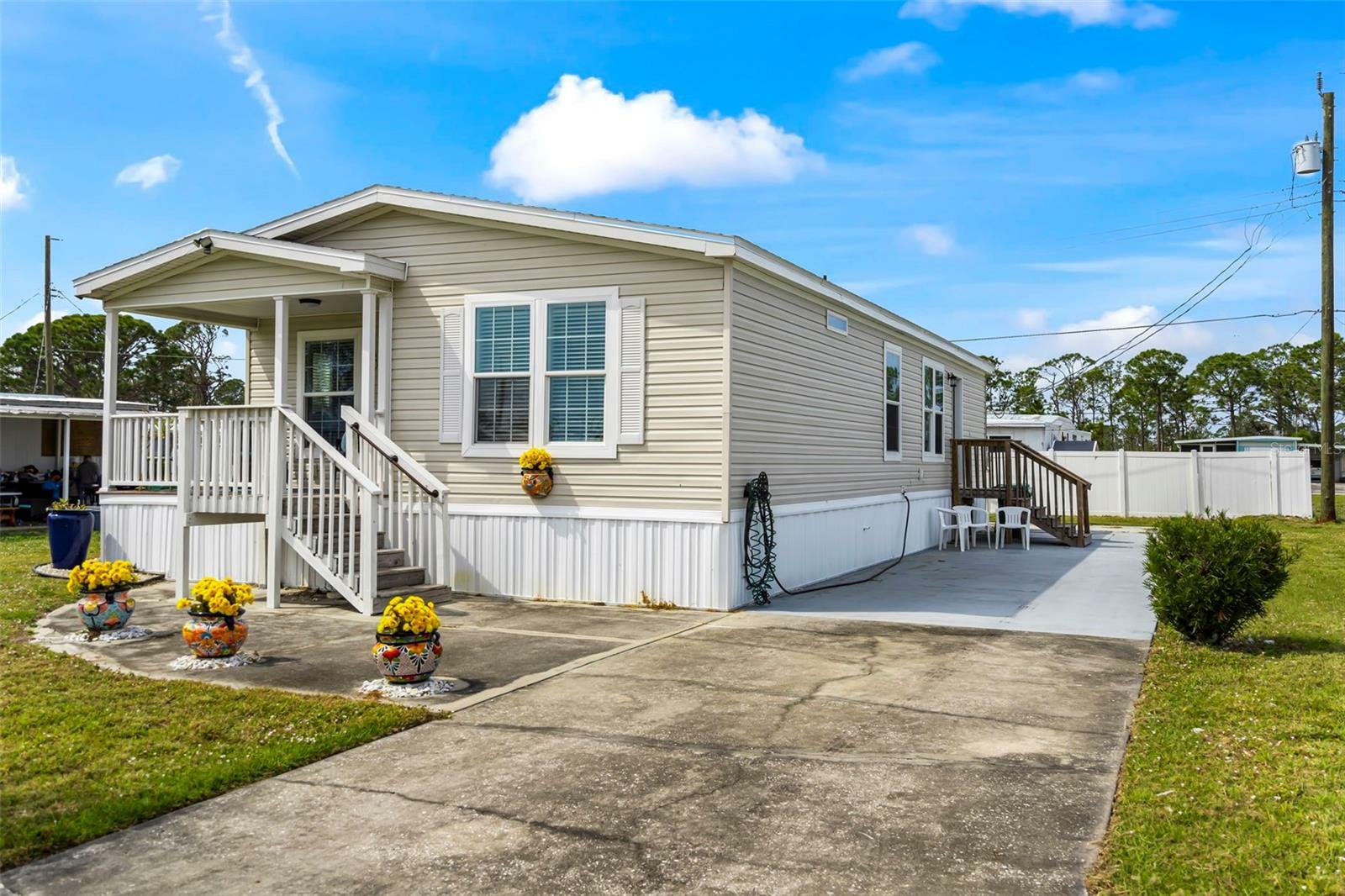 Property Photo: 872 Calle Menuda FL 34224
