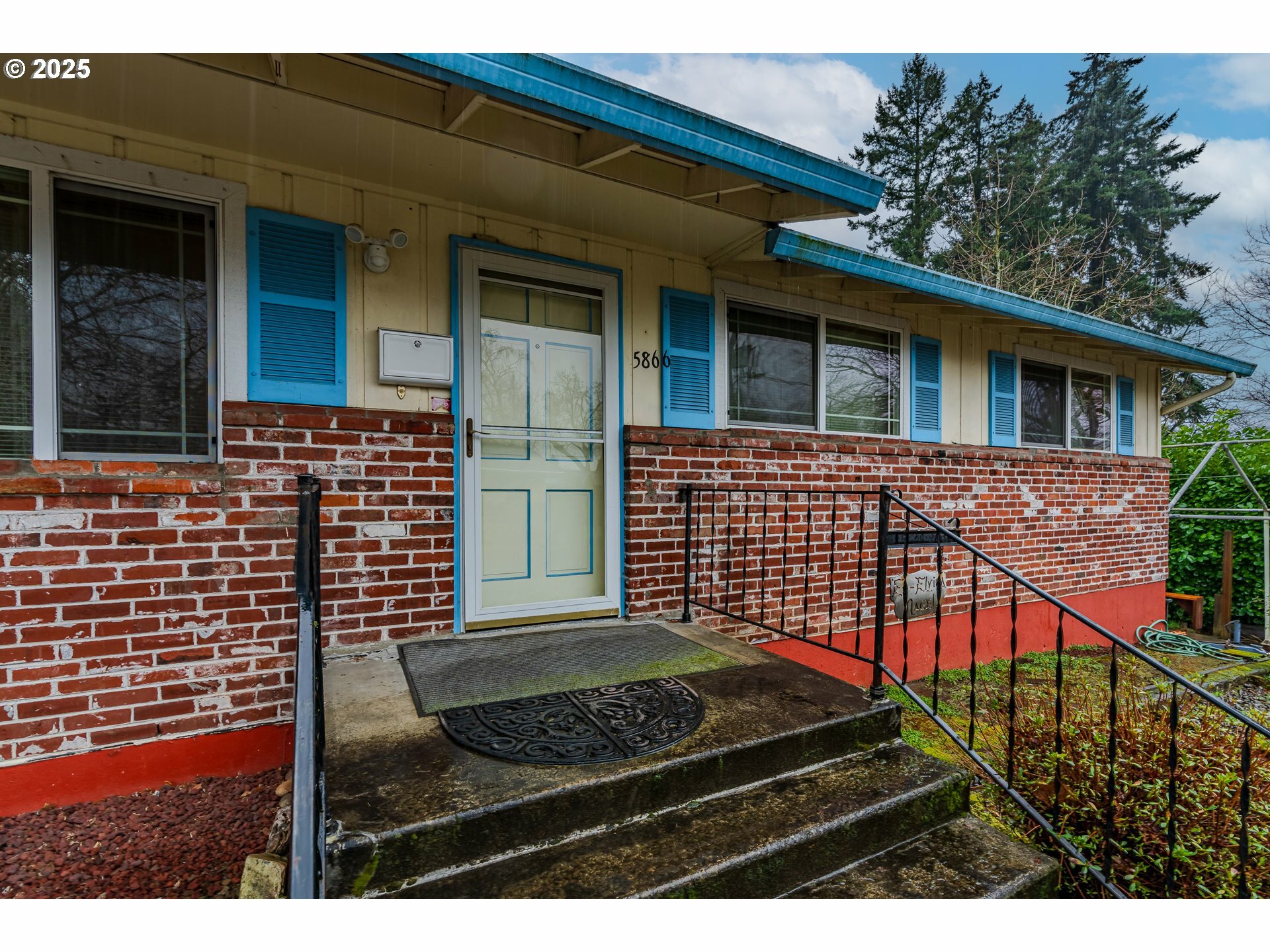 Property Photo: 5866 SE Lloyd St OR 97222