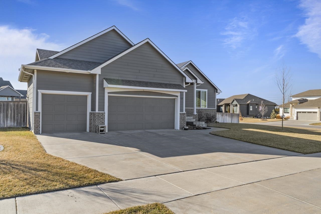 Property Photo:  2827 N Eagle St  KS 67226 