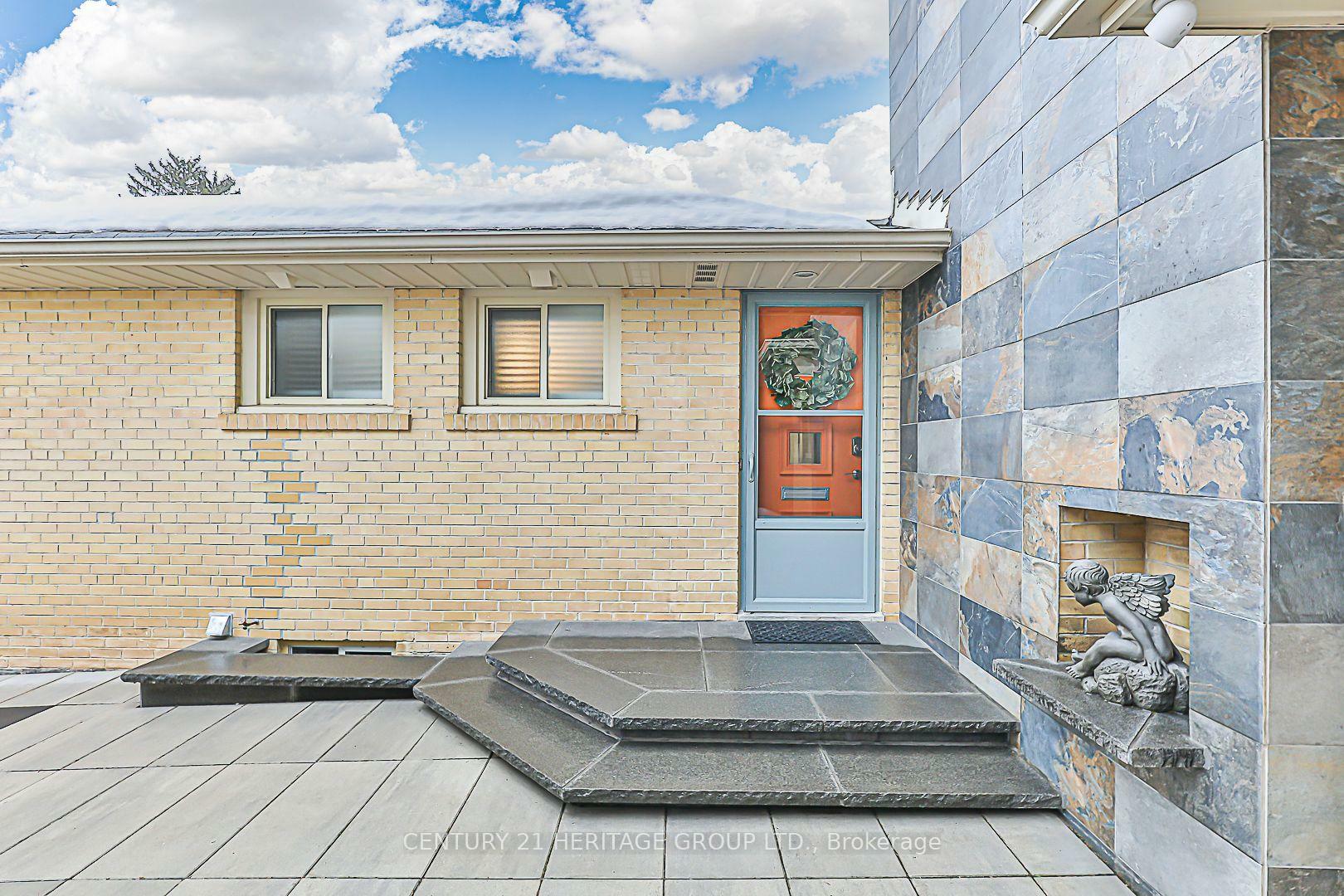 Property Photo: 384 Sugar Maple Lane ON L4C 4C4