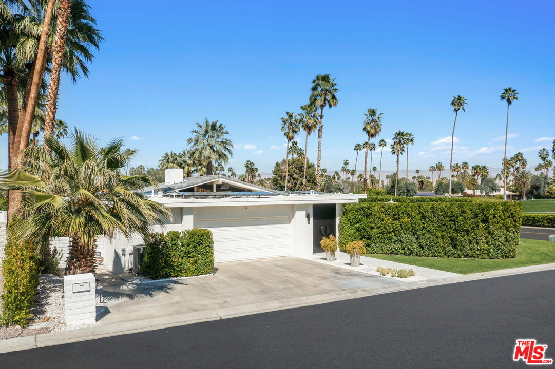 Property Photo: 994 E Balboa Cir CA 92264