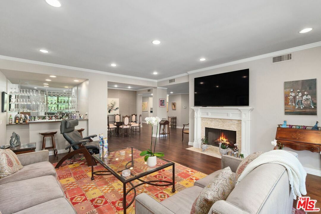 Property Photo:  4720 Park Encino Ln 119  CA 91436 