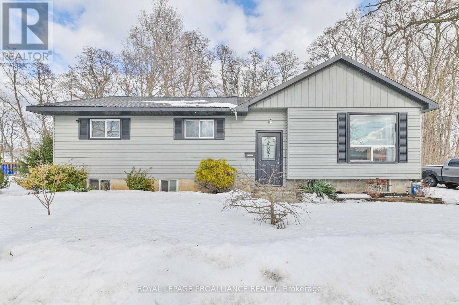 Property Photo: 27 Thurlow Queen Street ON K0K 2V0