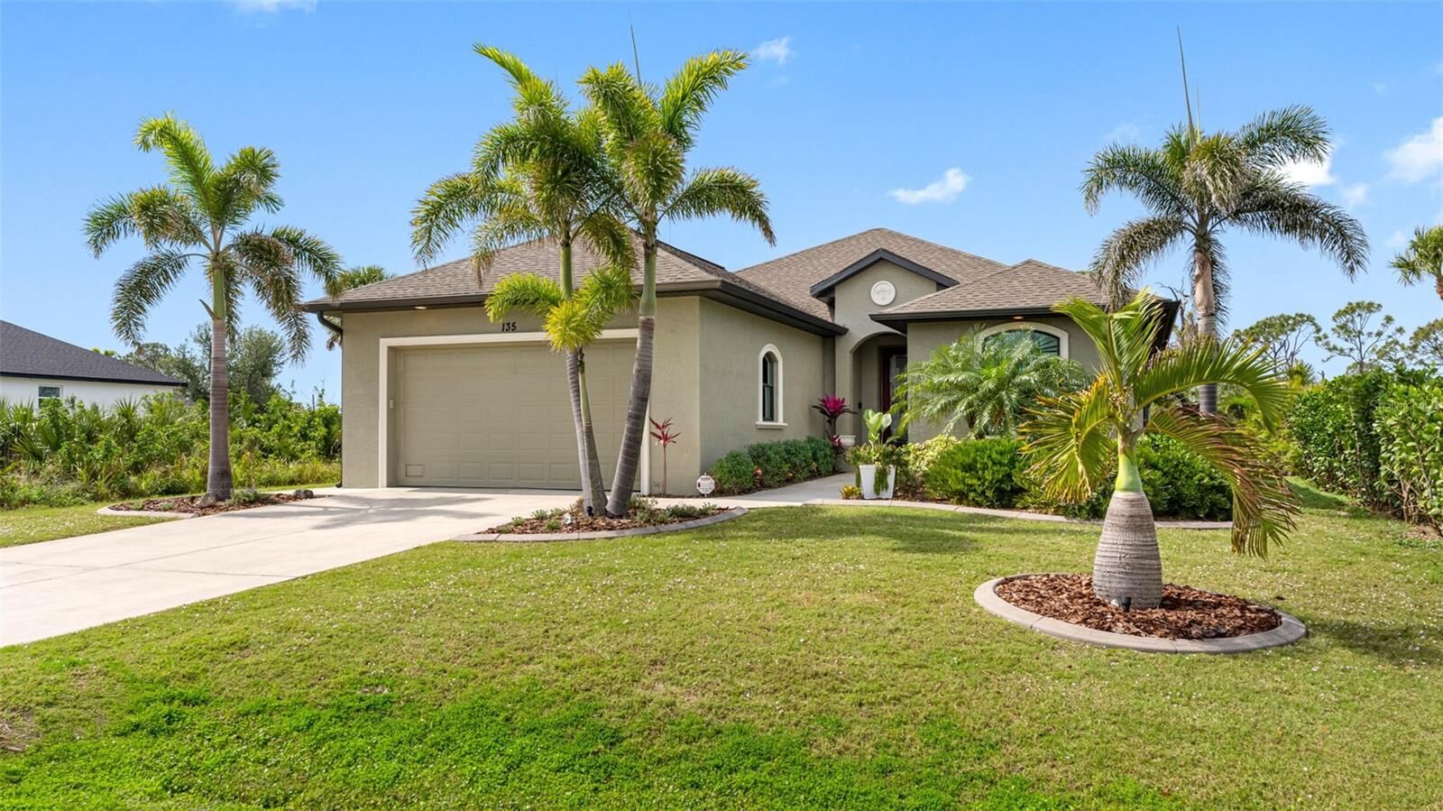 Property Photo: 135 Cabana Way FL 33947