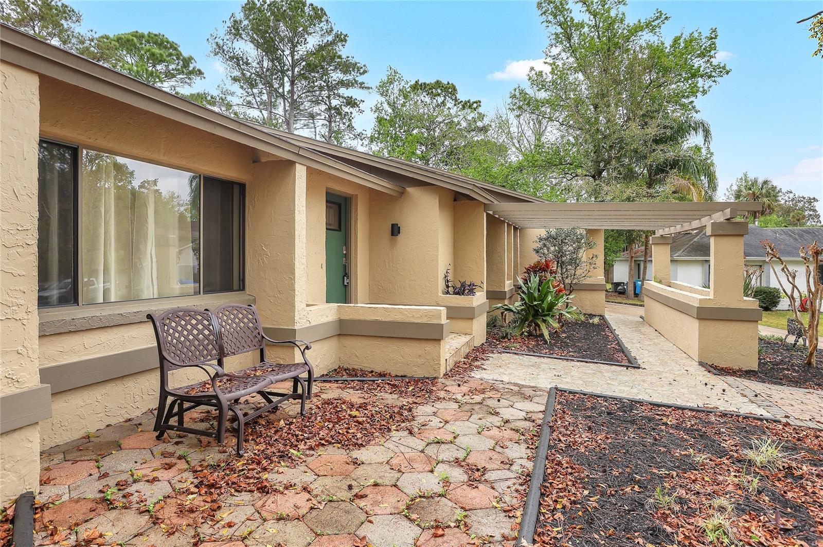 Property Photo: 811 Gatehouse Drive FL 32708