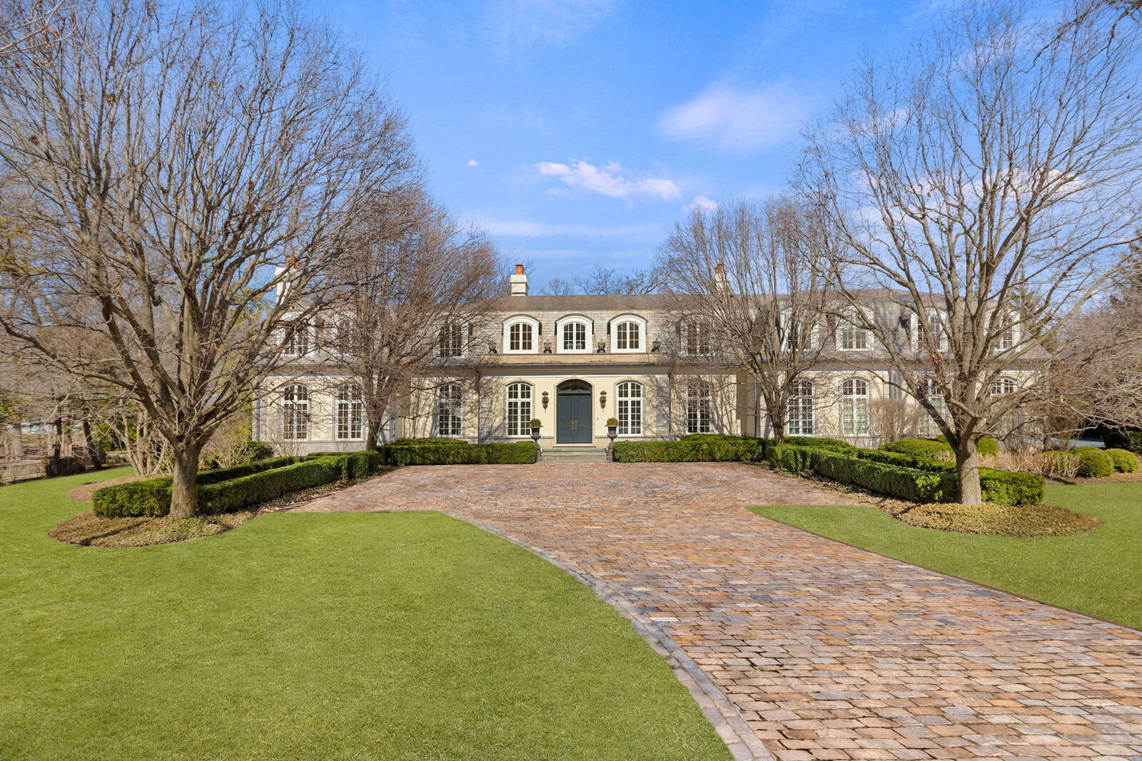 Property Photo:  580 E Woodland Road  IL 60045 