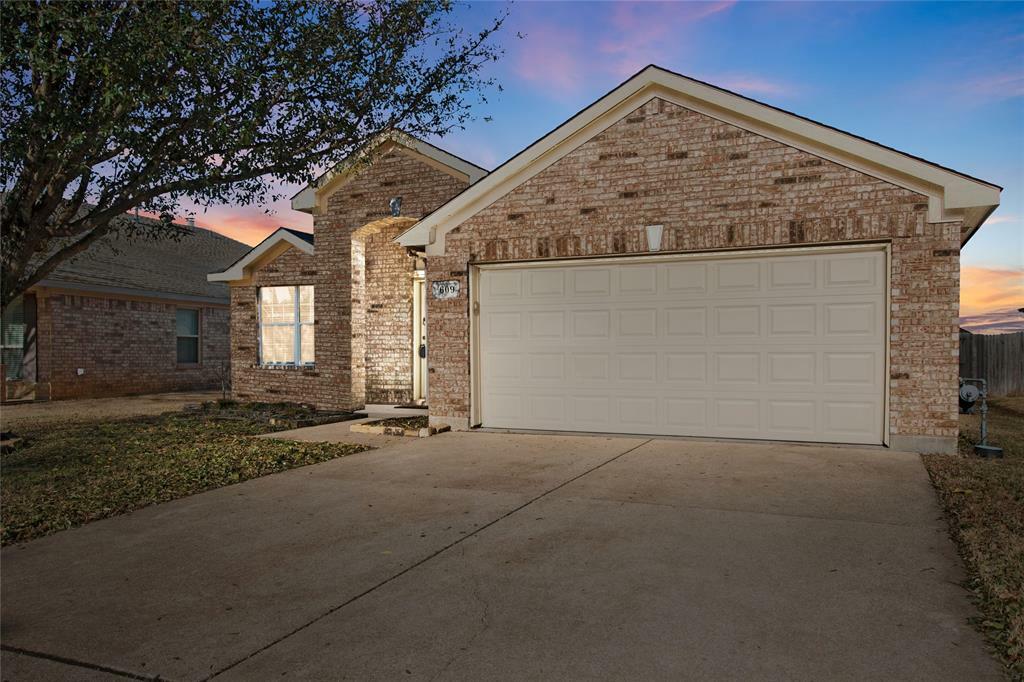 Property Photo: 609 Soledad Street TX 76002