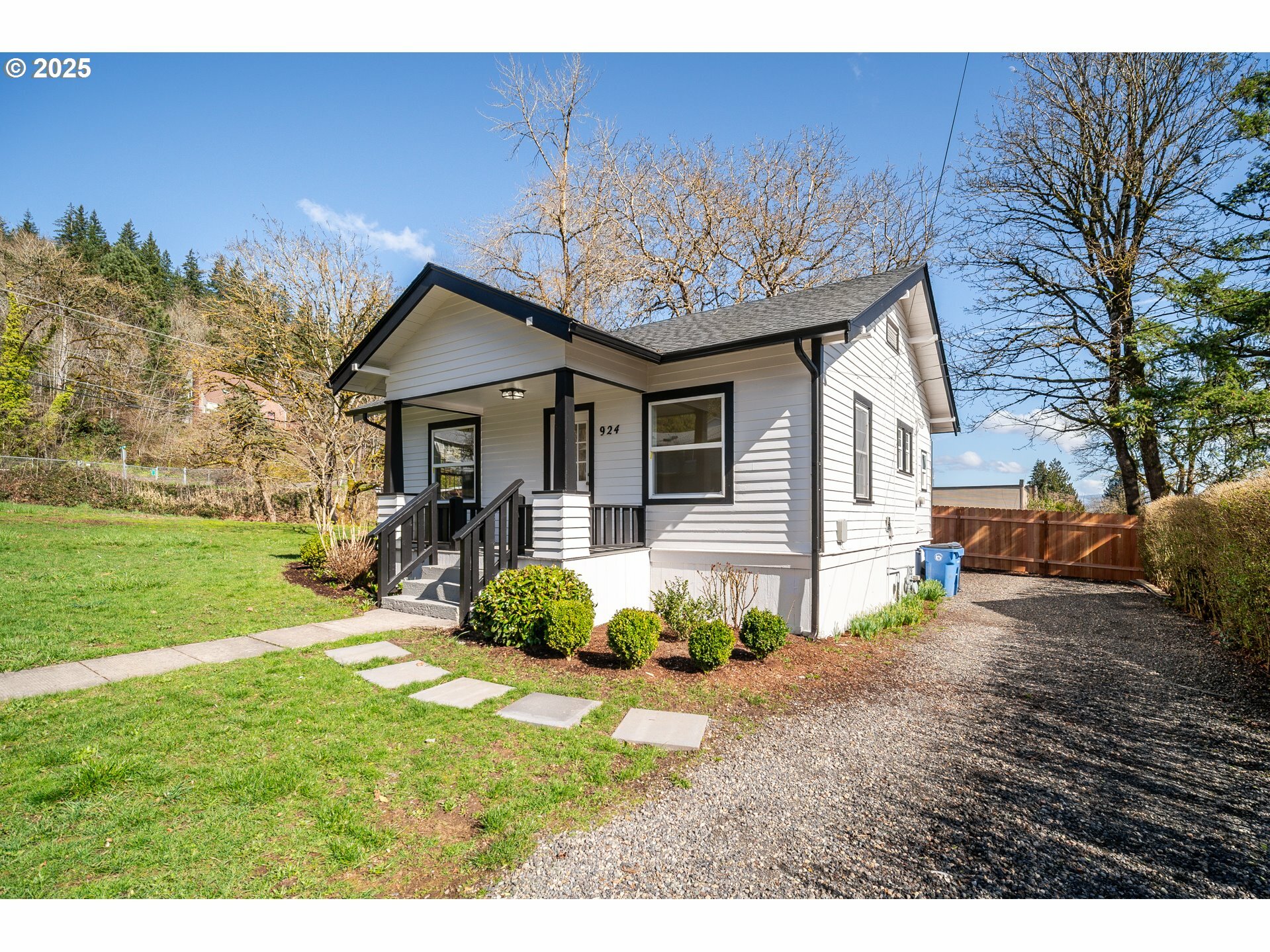 Property Photo: 924 NW Ivy St WA 98607