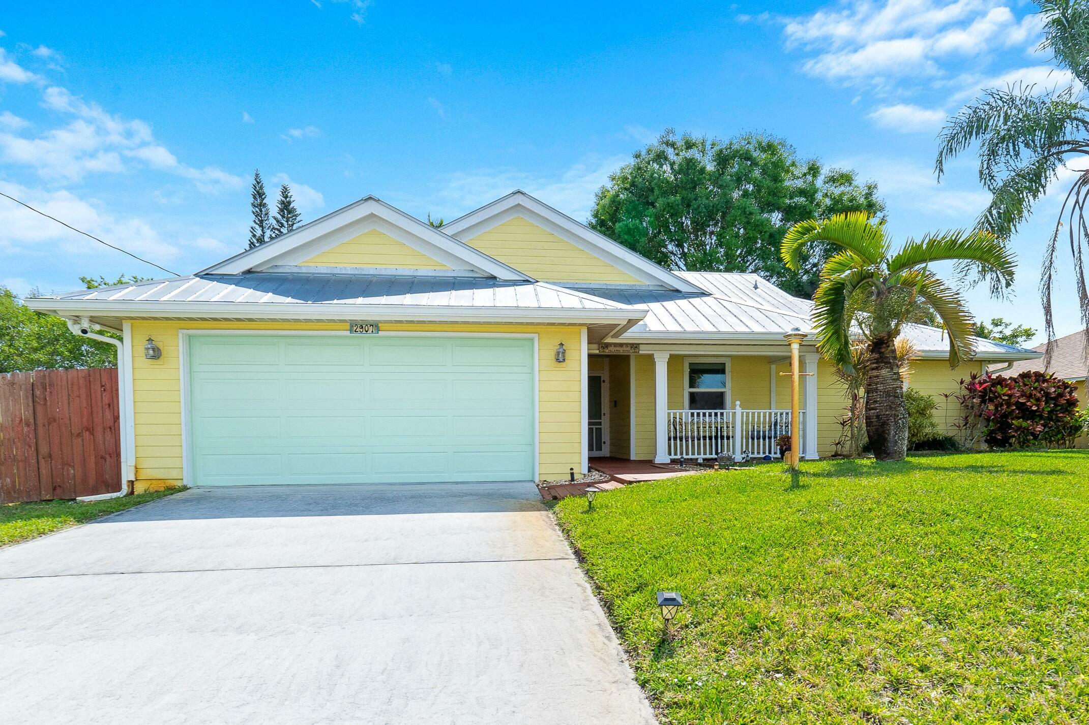 Property Photo: 2907 SW Boxwood Circle FL 34953