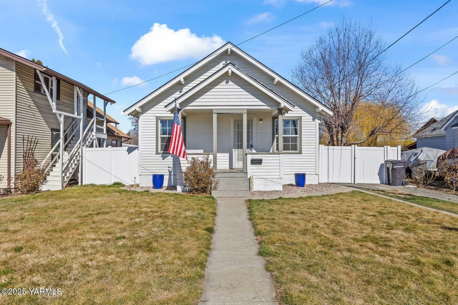 Property Photo: 1805 Greenway Ave WA 98902