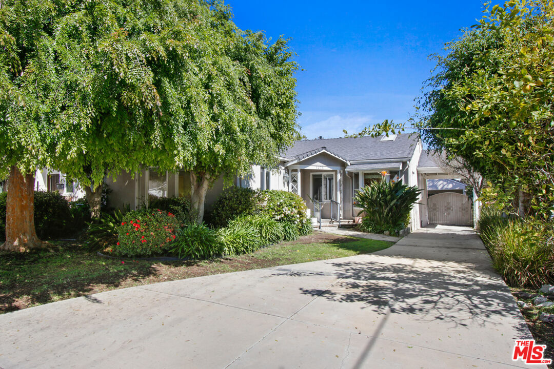 Property Photo:  1478   Roxbury Dr  CA 90035 