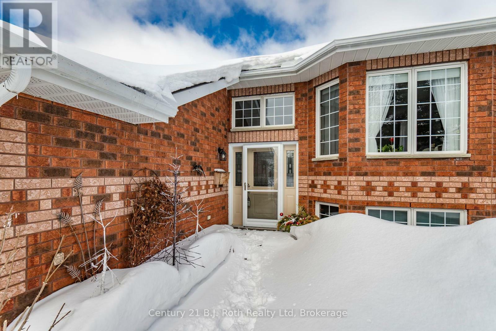 Property Photo:  627 Wayne Crescent  ON L4R 5E2 