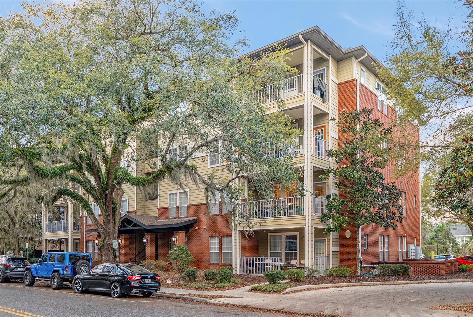 Property Photo: 1142 SW 9th Road 202 FL 32601