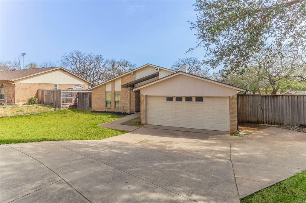 Property Photo:  3704 Wisteria Lane  TX 76021 