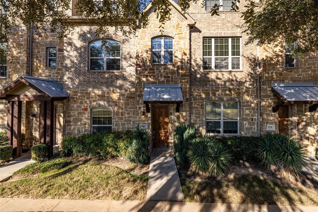 Property Photo:  583 W Royal Lane  TX 75039 