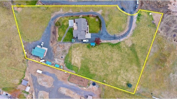 Property Photo: 2689 NE Henon Circle OR 97754