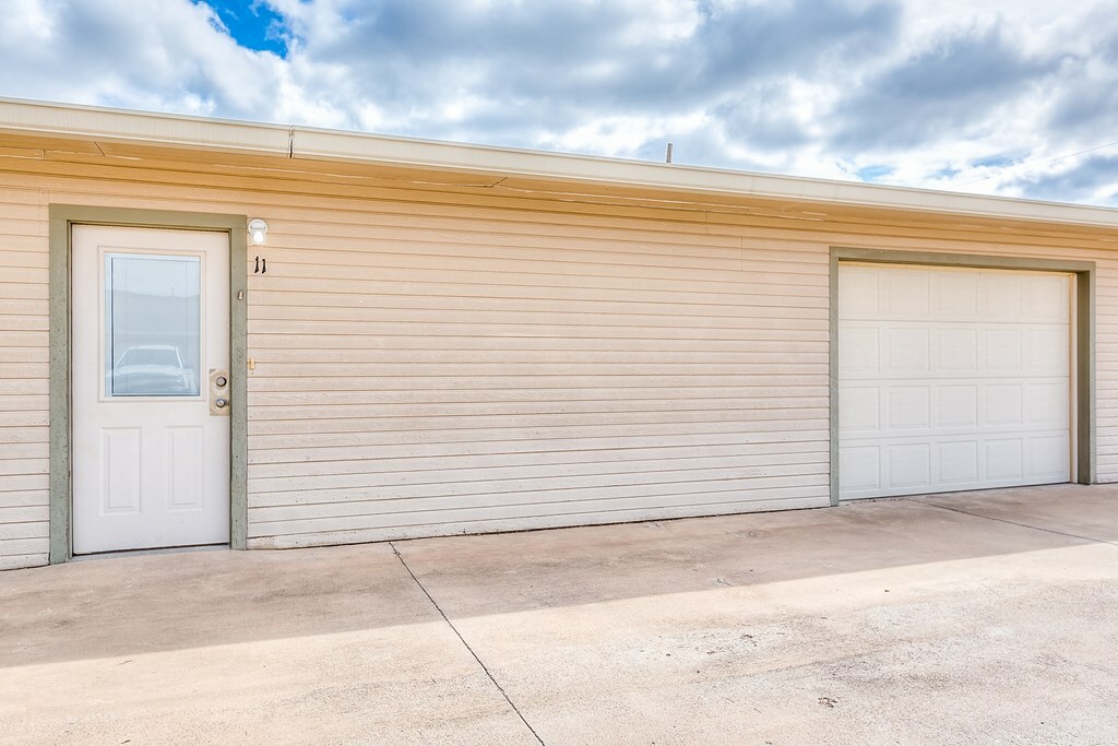 Property Photo:  350 W Ave L  TX 76903 