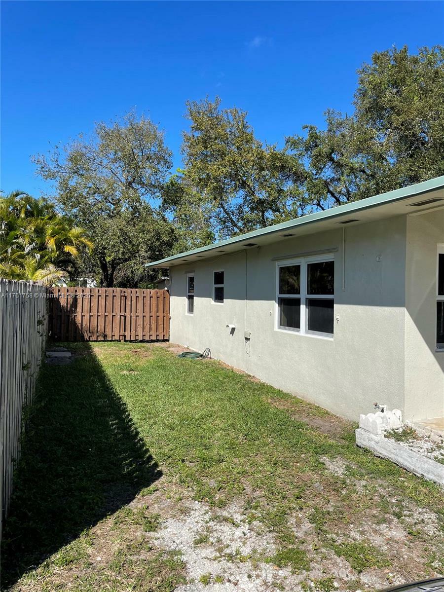 Property Photo: 208 SW 2nd Pl FL 33004