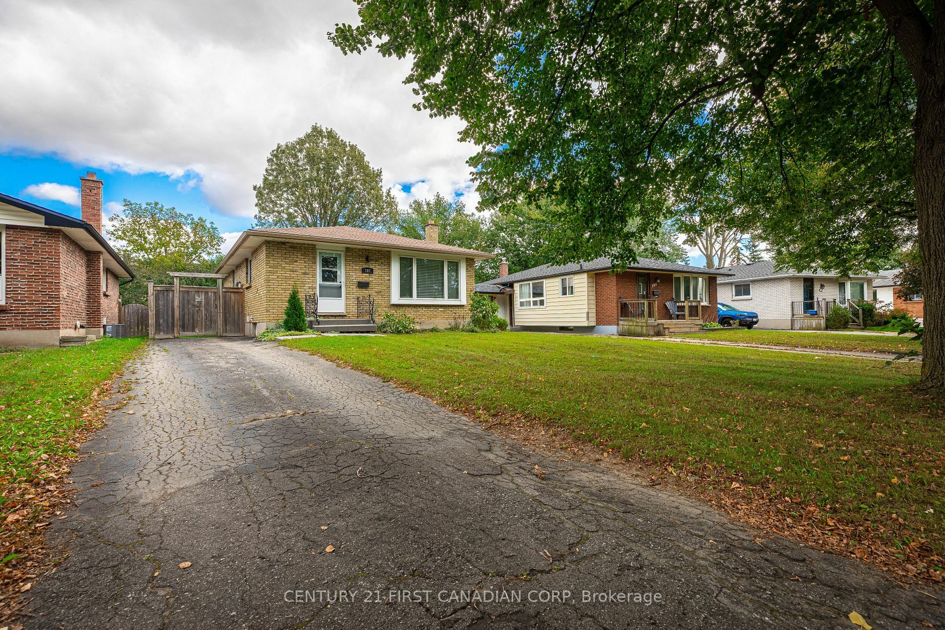 Property Photo:  107 Kintail Cres  ON N6E 1J4 