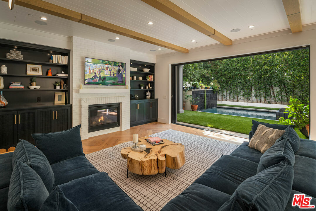 Property Photo: 833 N Sierra Bonita Ave CA 90046