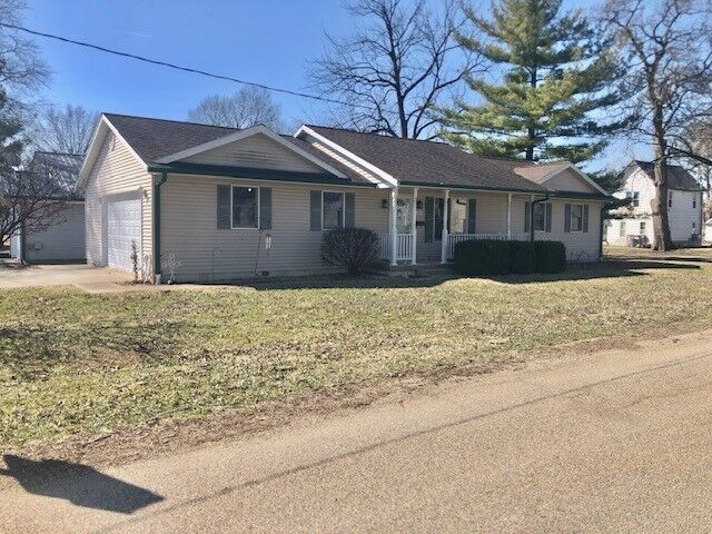 Property Photo:  104 E Lincoln Avenue  IL 62411 