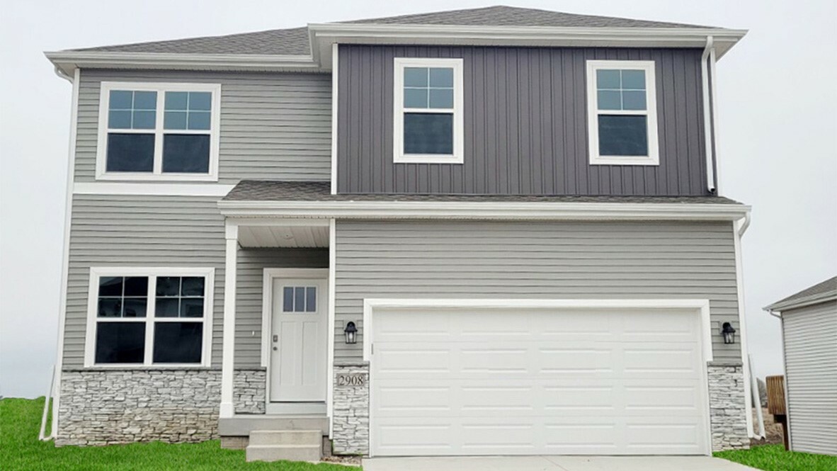 Property Photo: 2204 N Summercrest Street IA 50125