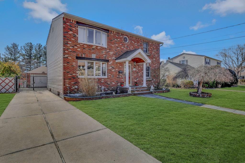 Property Photo: 6 Tenafly Drive NY 11040