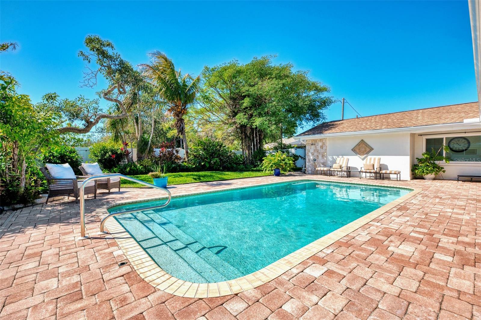 Property Photo: 400 Nokomis Avenue S FL 34285