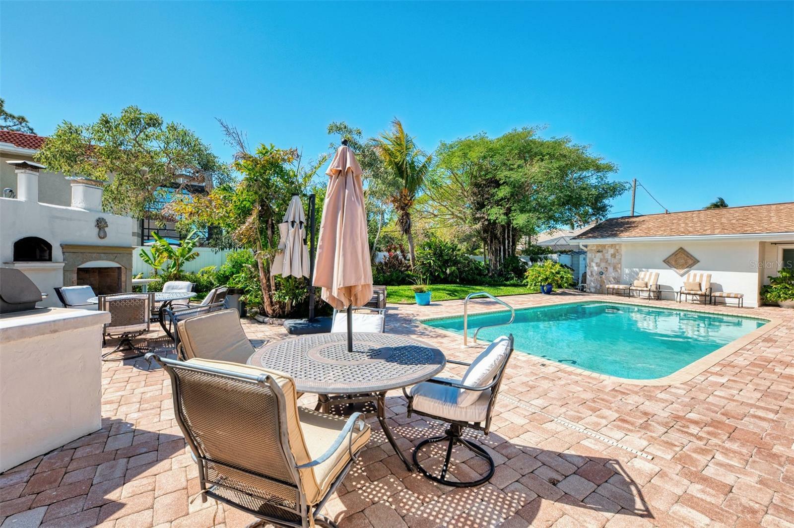 Property Photo: 400 Nokomis Avenue S FL 34285