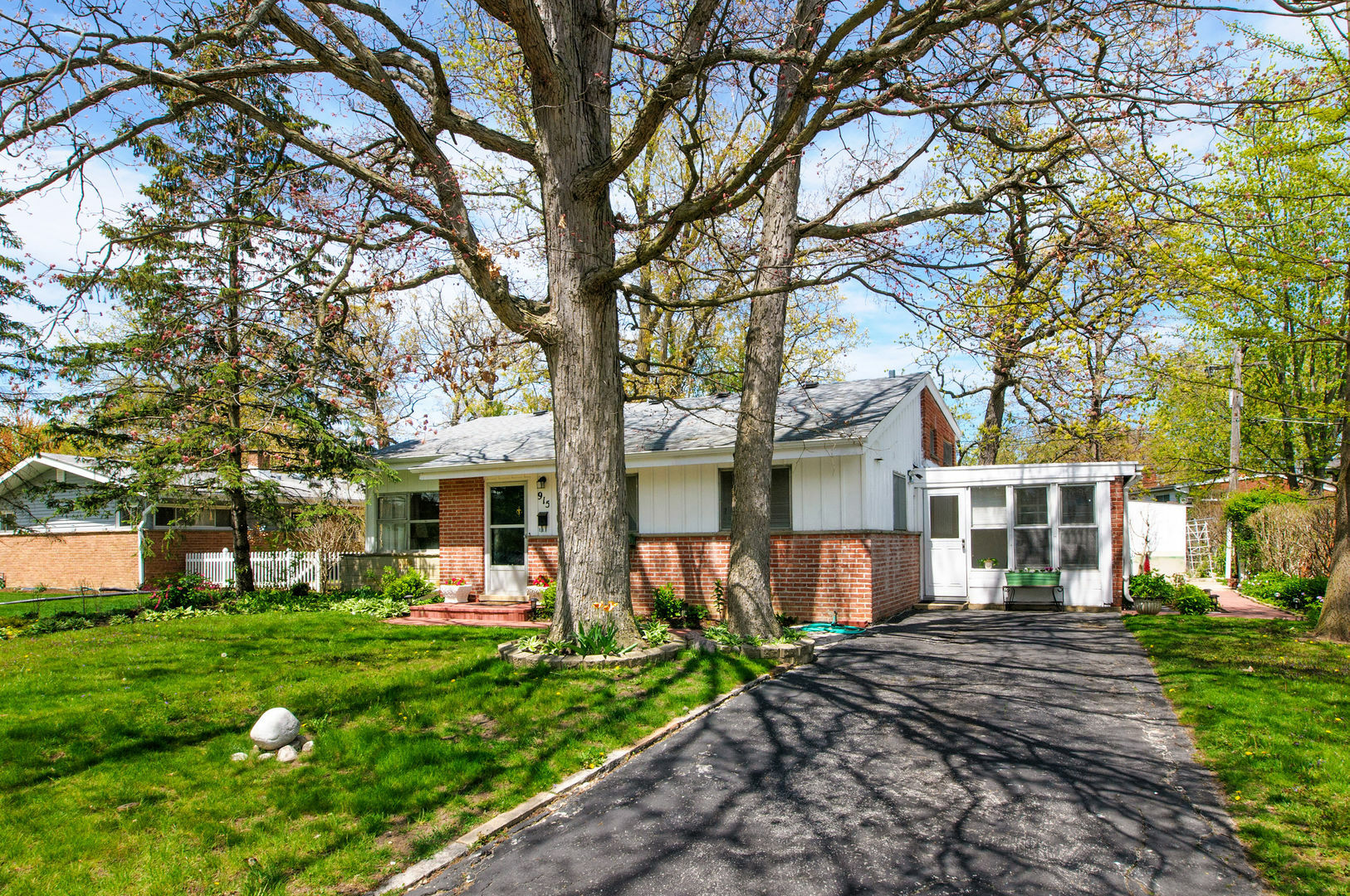 Property Photo:  915 Longaker Road  IL 60062 
