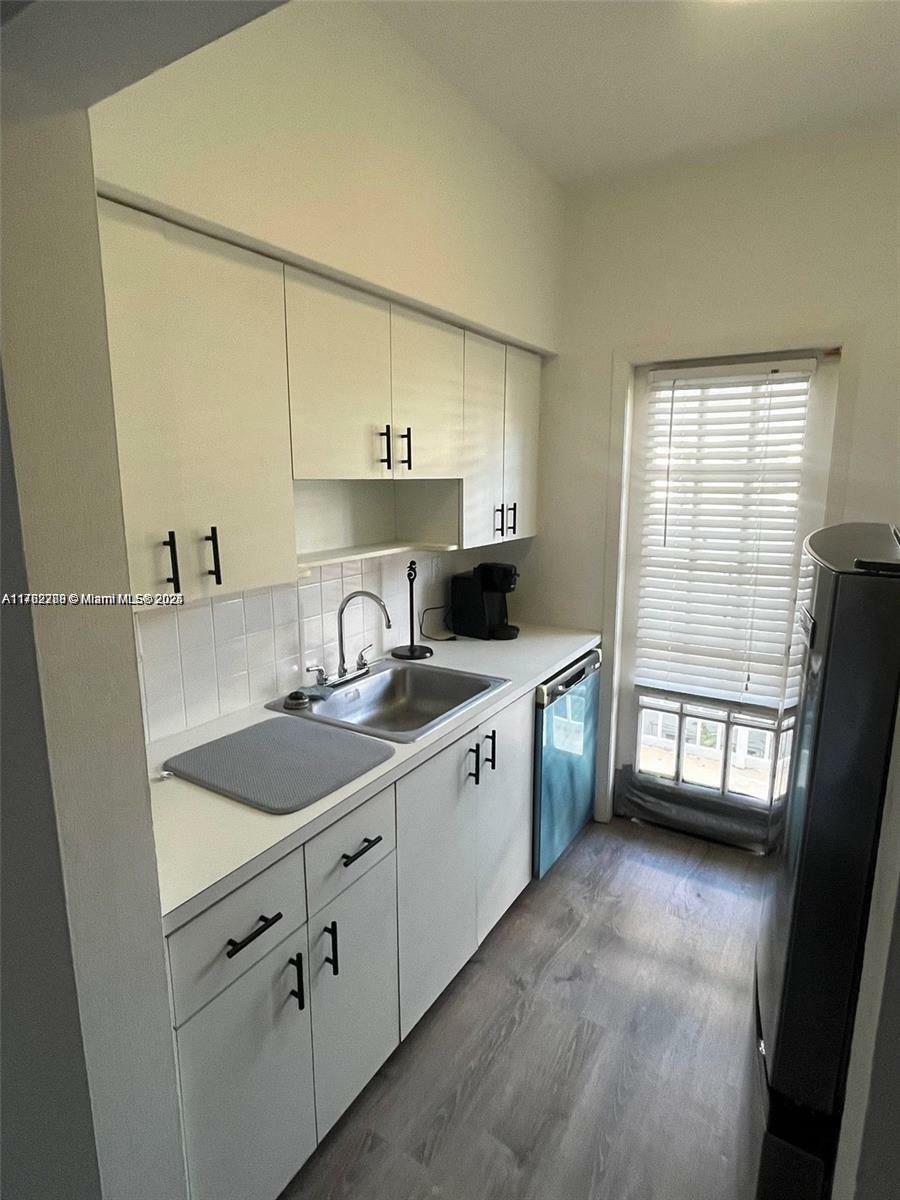 Property Photo:  911 Meridian Ave 202  FL 33139 