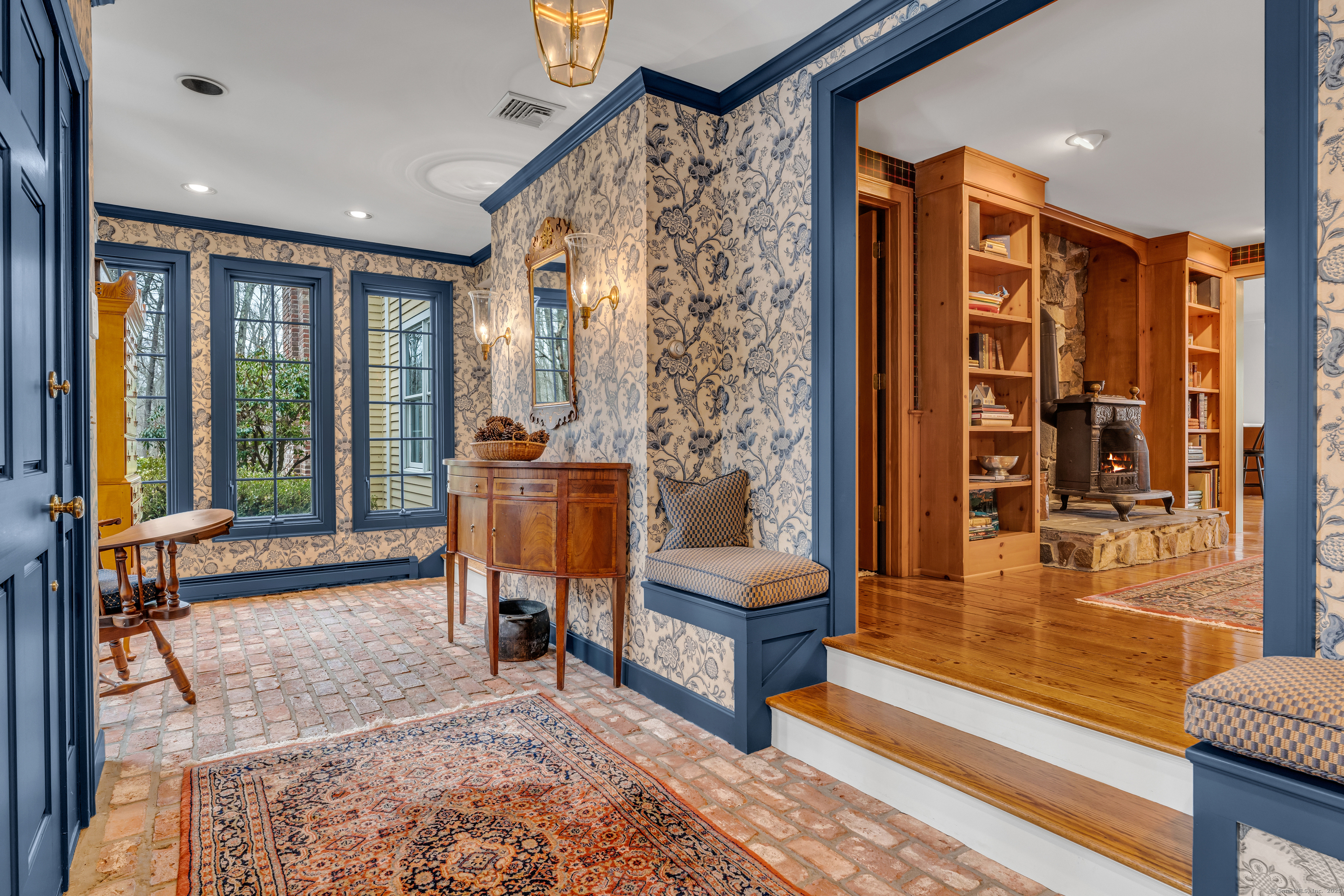 Property Photo: 604 West Lake Avenue CT 06437
