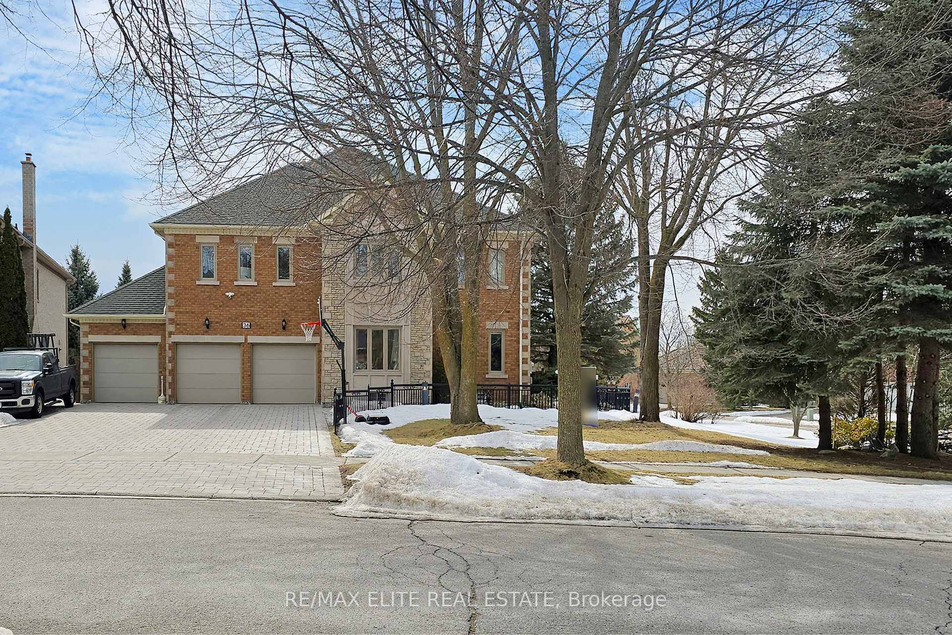 Property Photo: 36 Glenarden Crescent ON L4B 2G9