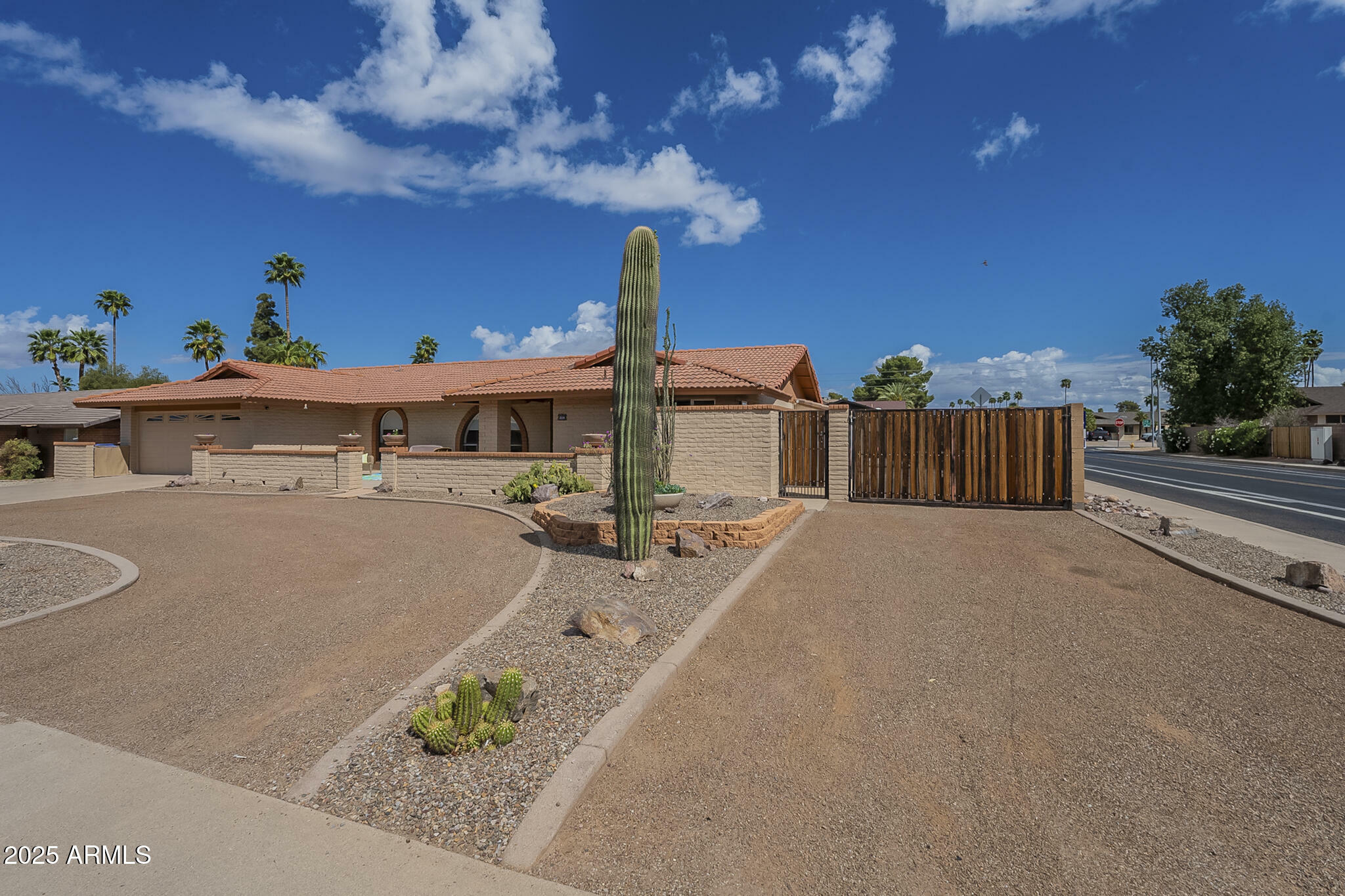 Property Photo:  218 E Caribbean Lane  AZ 85022 