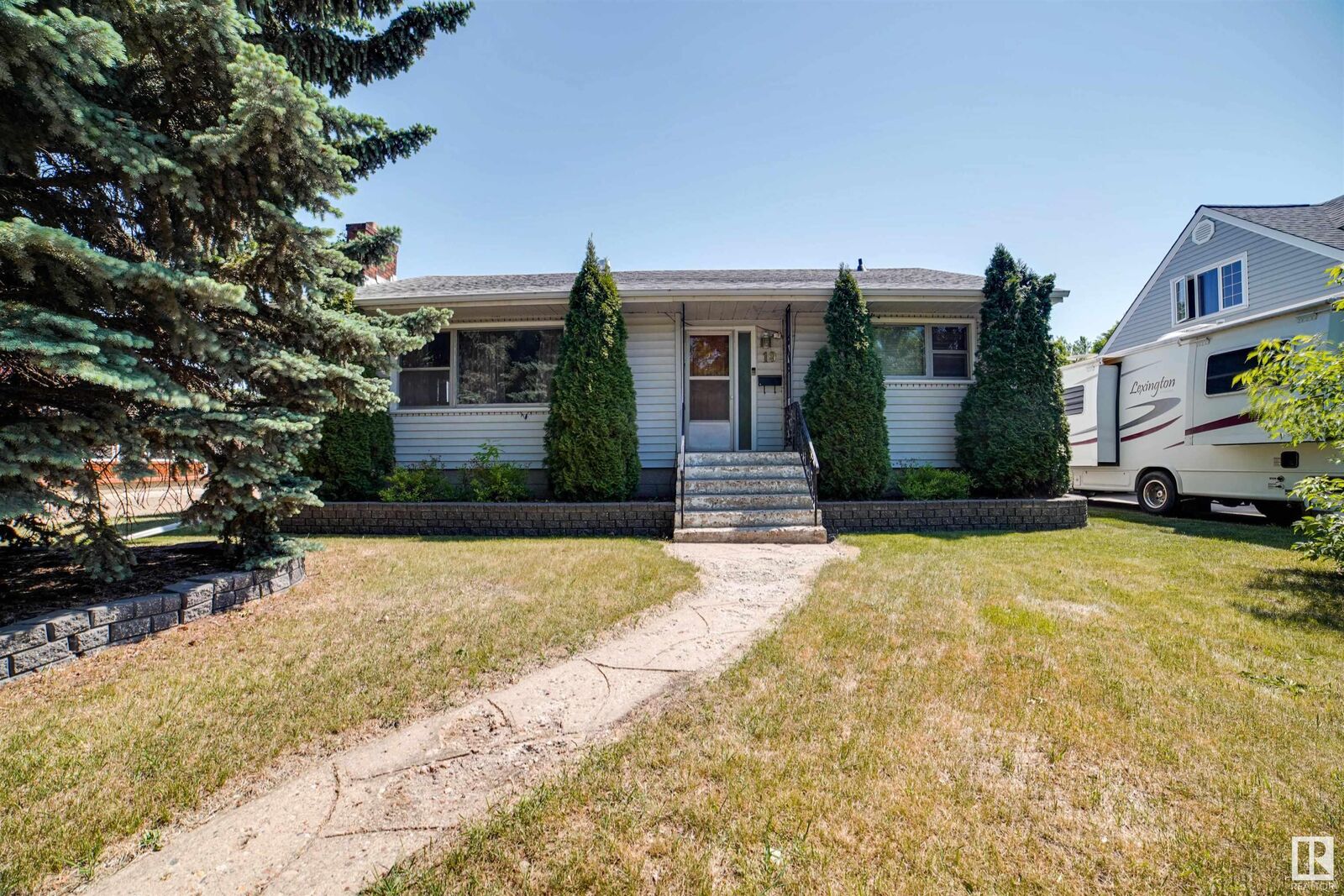 Property Photo: 19 Lowe Avenue AB T8L 2K9