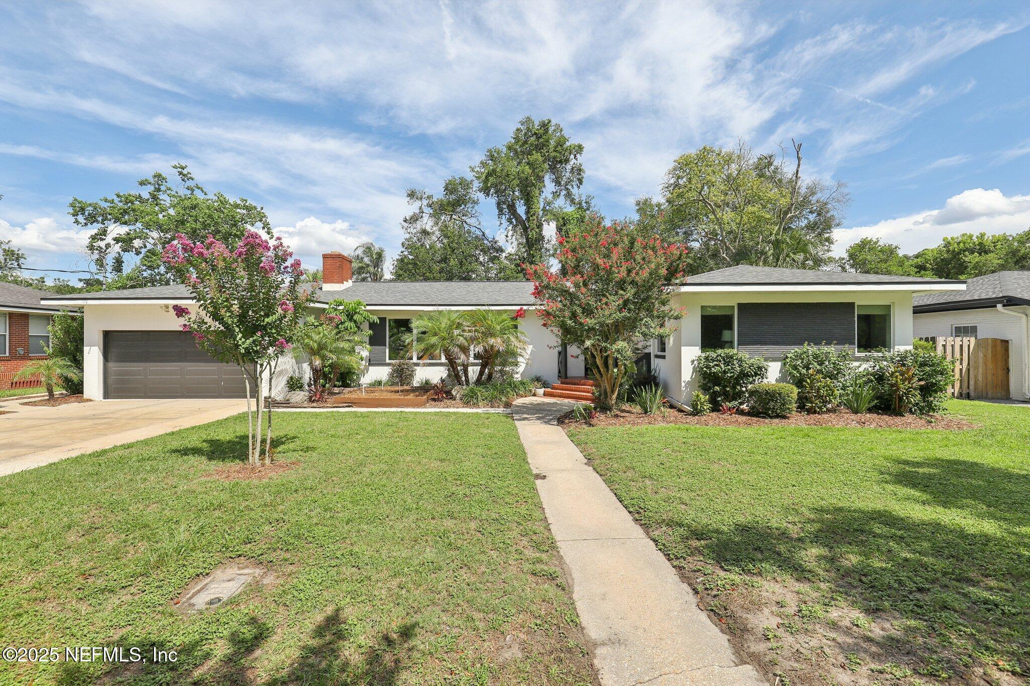 Property Photo: 4333 Silverwood Lane FL 32207