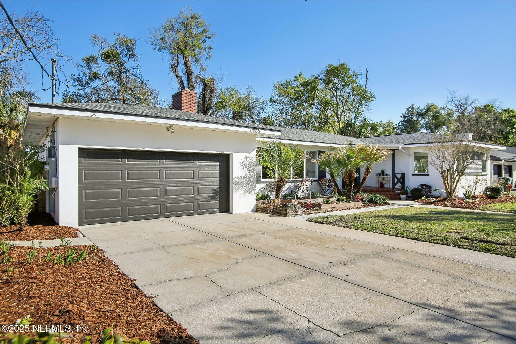 Property Photo: 4333 Silverwood Lane FL 32207