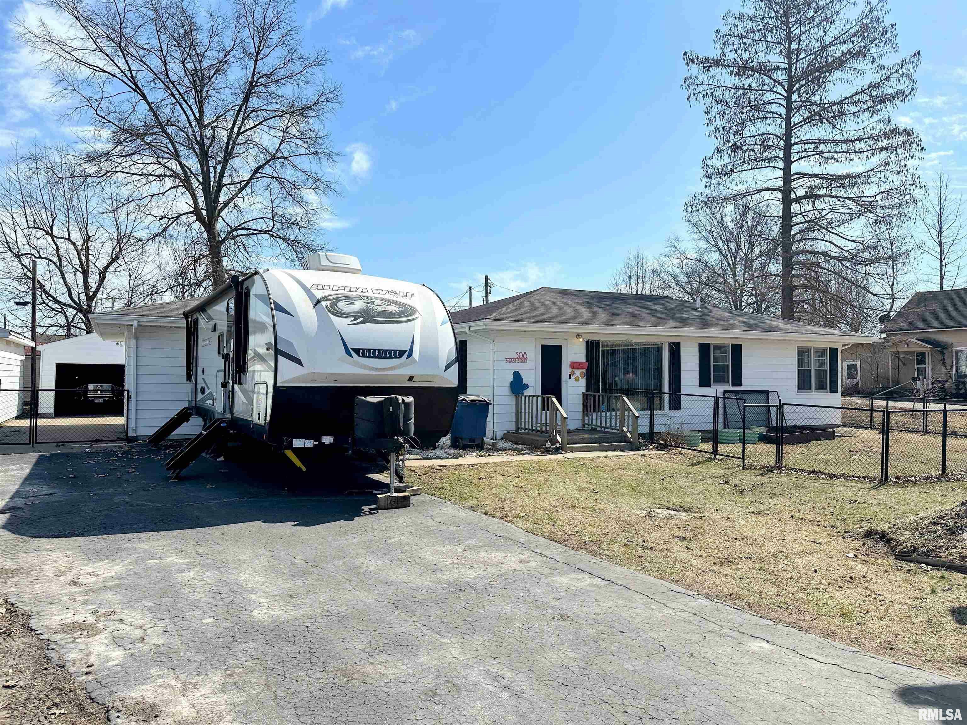308 S East Street  Pinckneyville IL 62274 photo