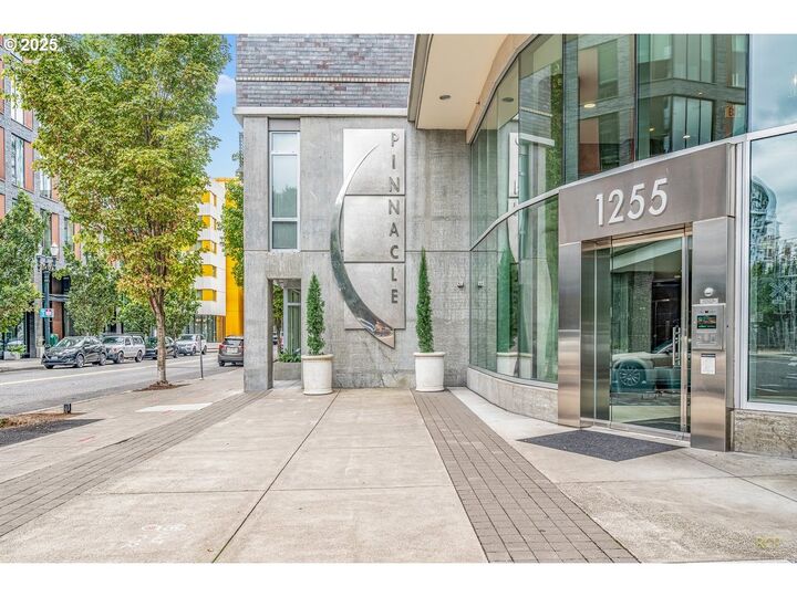 Property Photo: 1255 NW 9th Ave 402 OR 97209