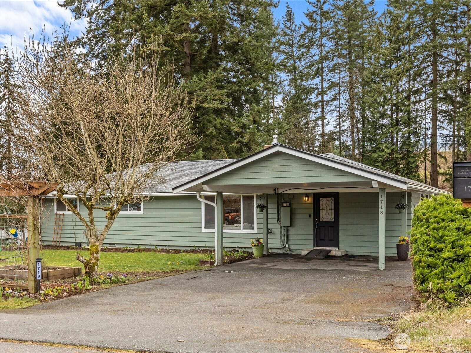 Property Photo:  1718  75th Street SE  WA 98203 