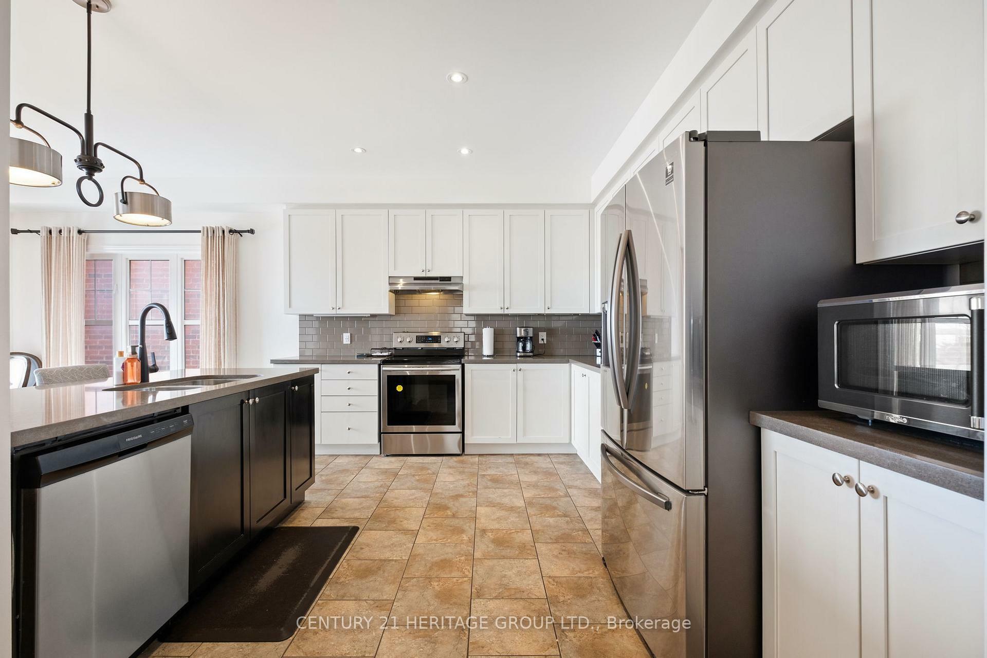 Photo de la propriété:  223 Armstrong Crescent W  ON L3Z 2A4 