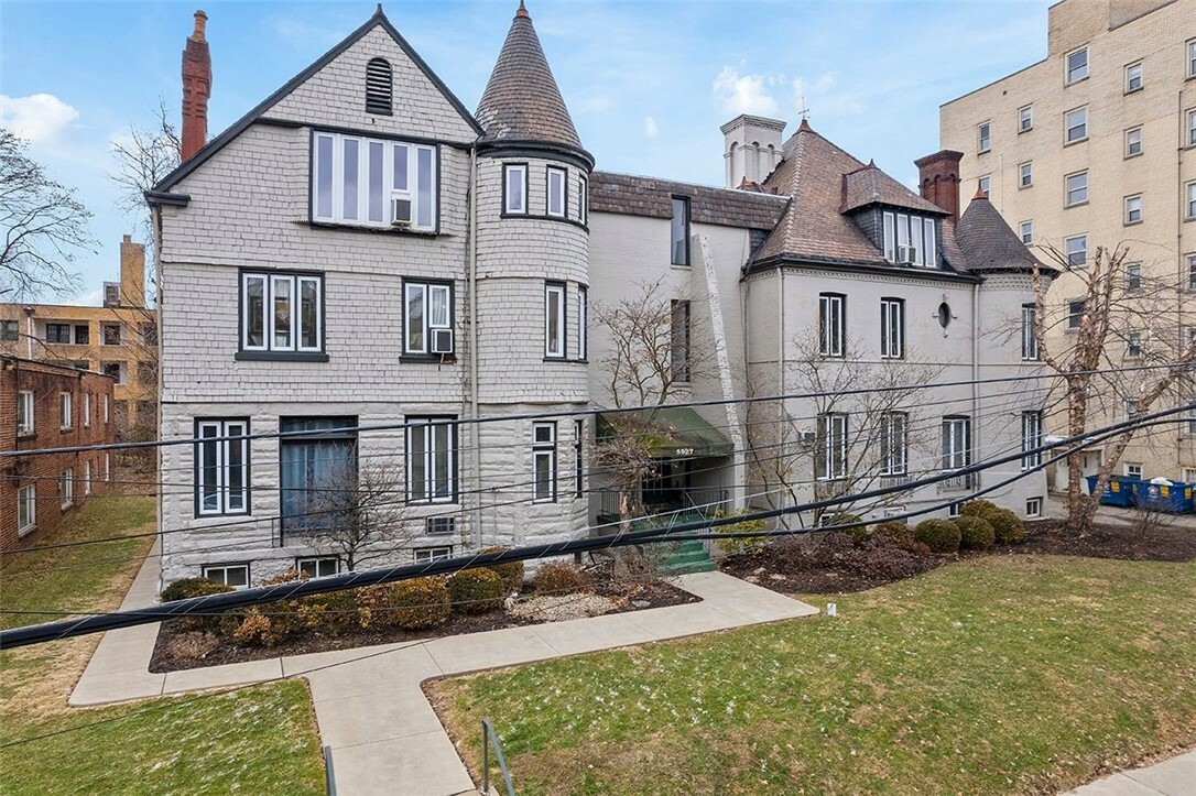 Property Photo: 5927 Howe St 204 PA 15232