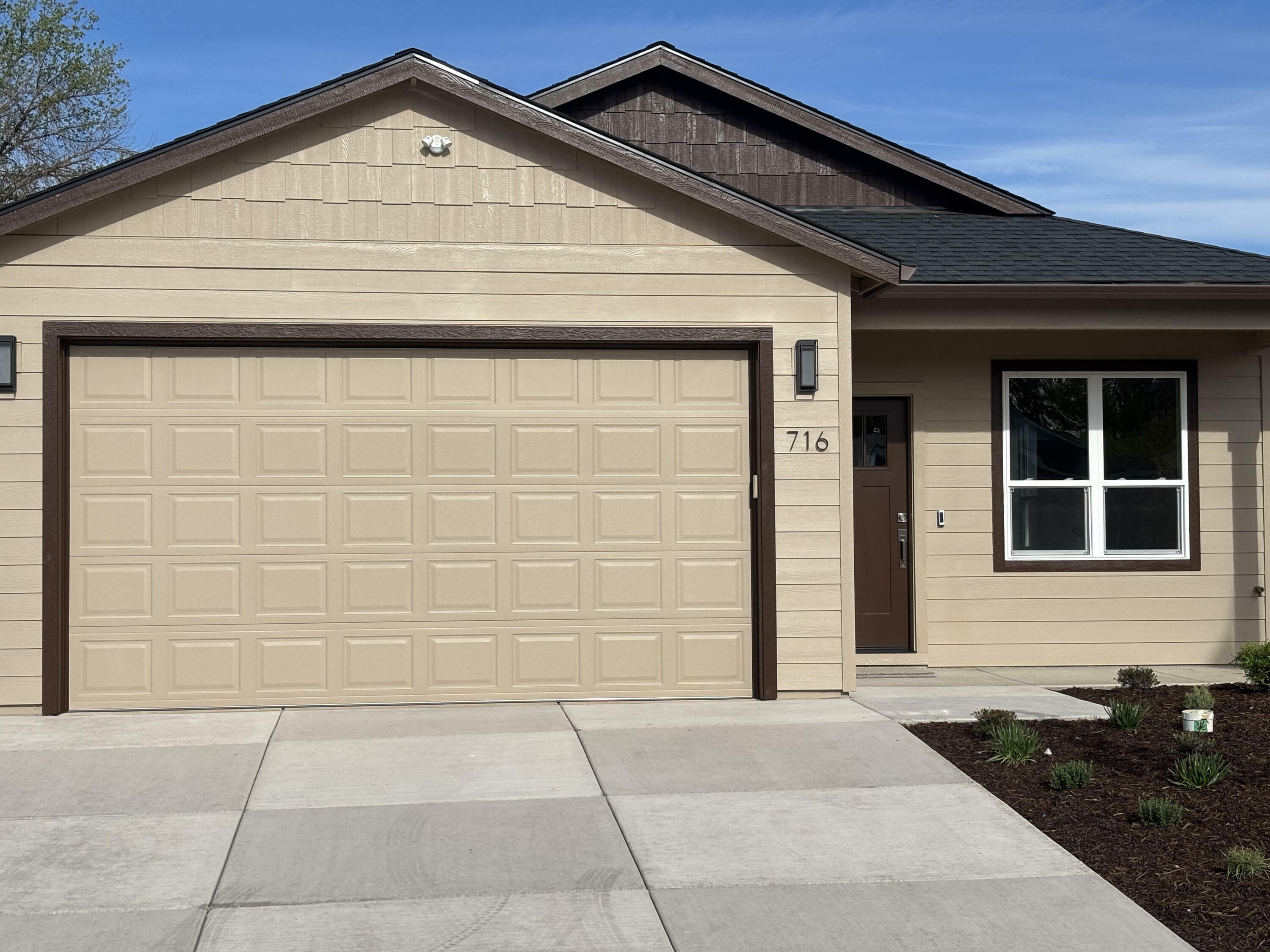 Property Photo: 716 Dahl Place #19 OR 97501