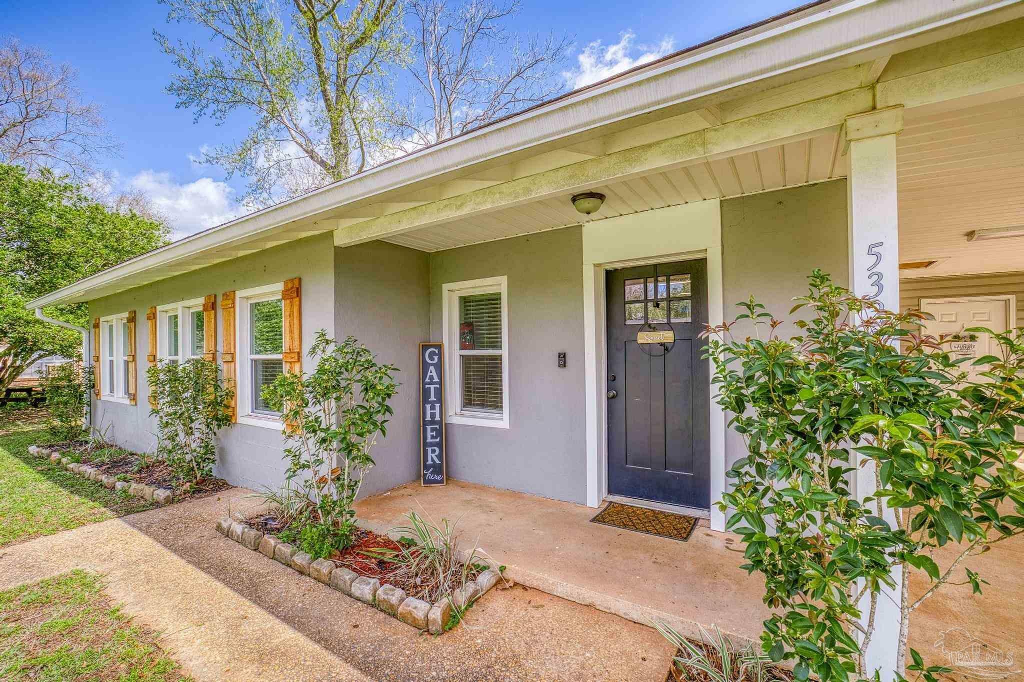 Property Photo: 5320 Hutto Ln FL 32565