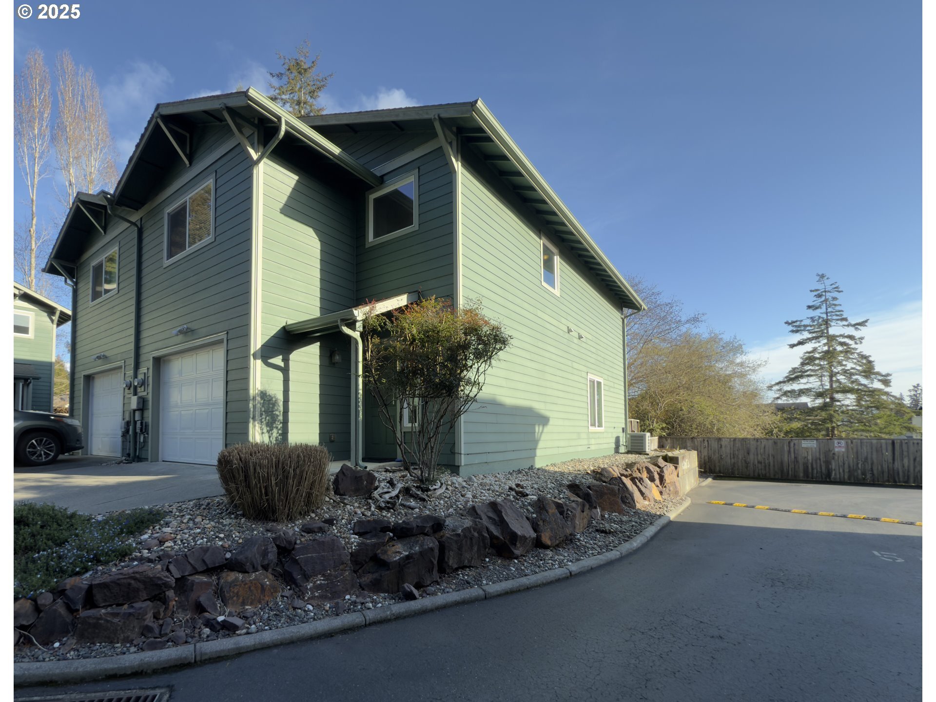 Property Photo:  815 Old County Rd 10  OR 97415 