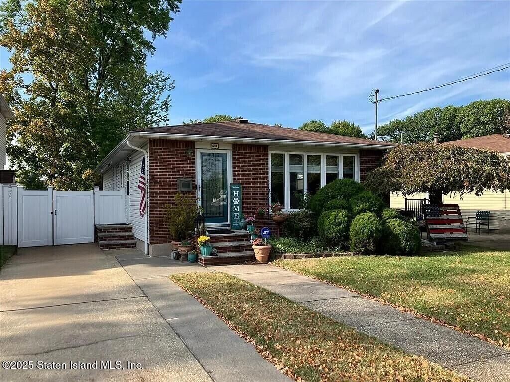 Property Photo: 421 Oakdale Street NY 10312