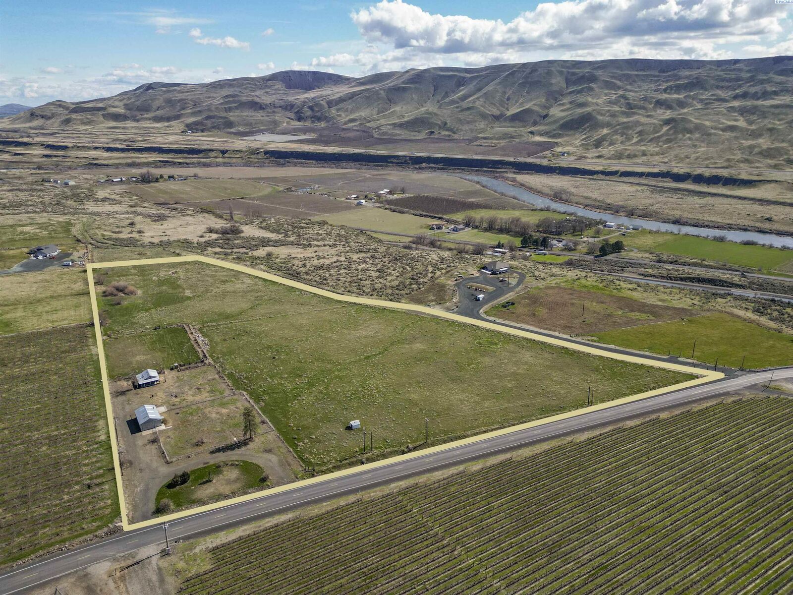 Property Photo:  35101 N District Line Rd  WA 99320 