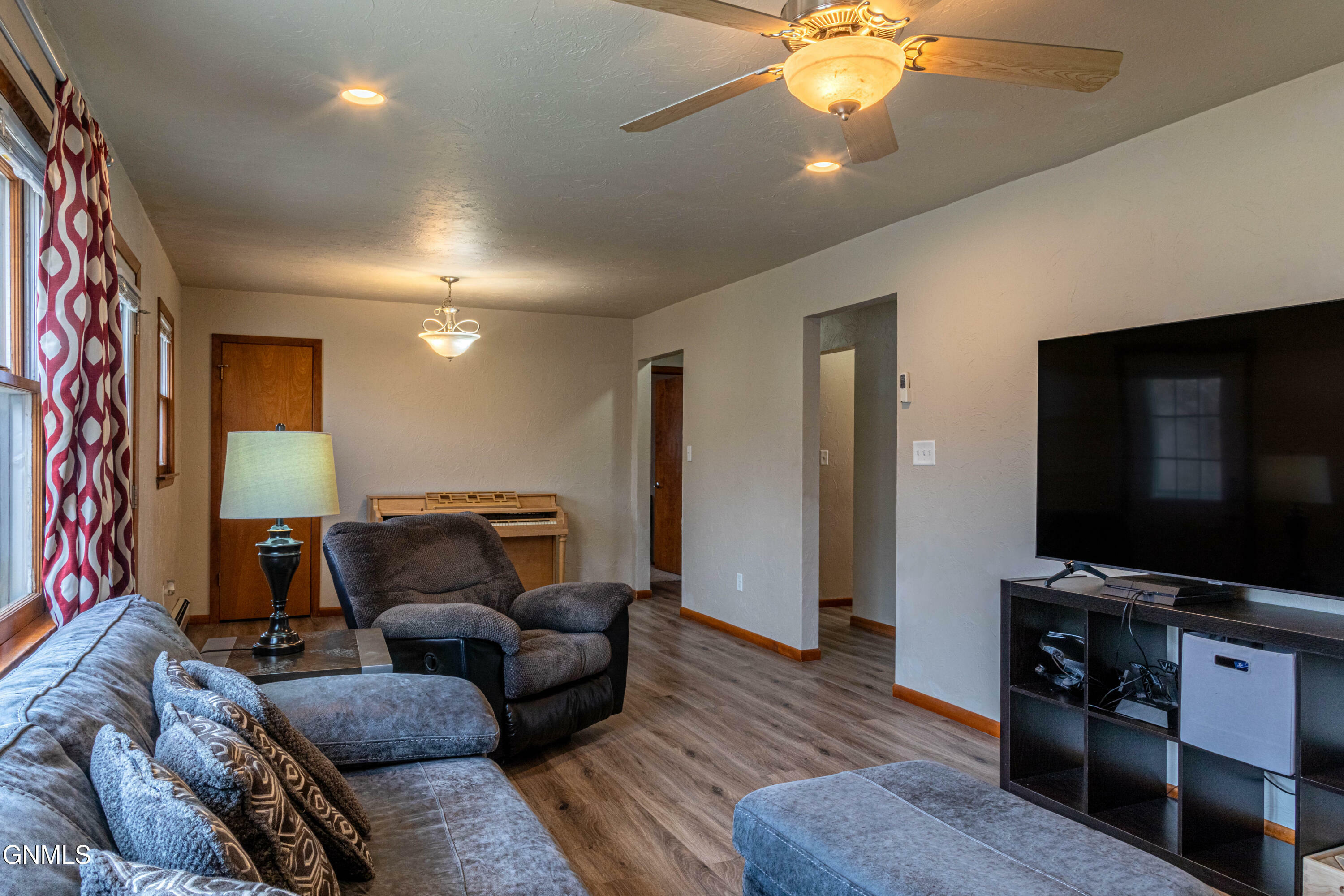 Property Photo: 1406 Central Drive ND 58554