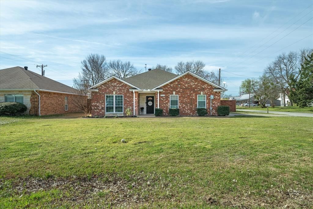 Property Photo: 229 W High Street TX 75169
